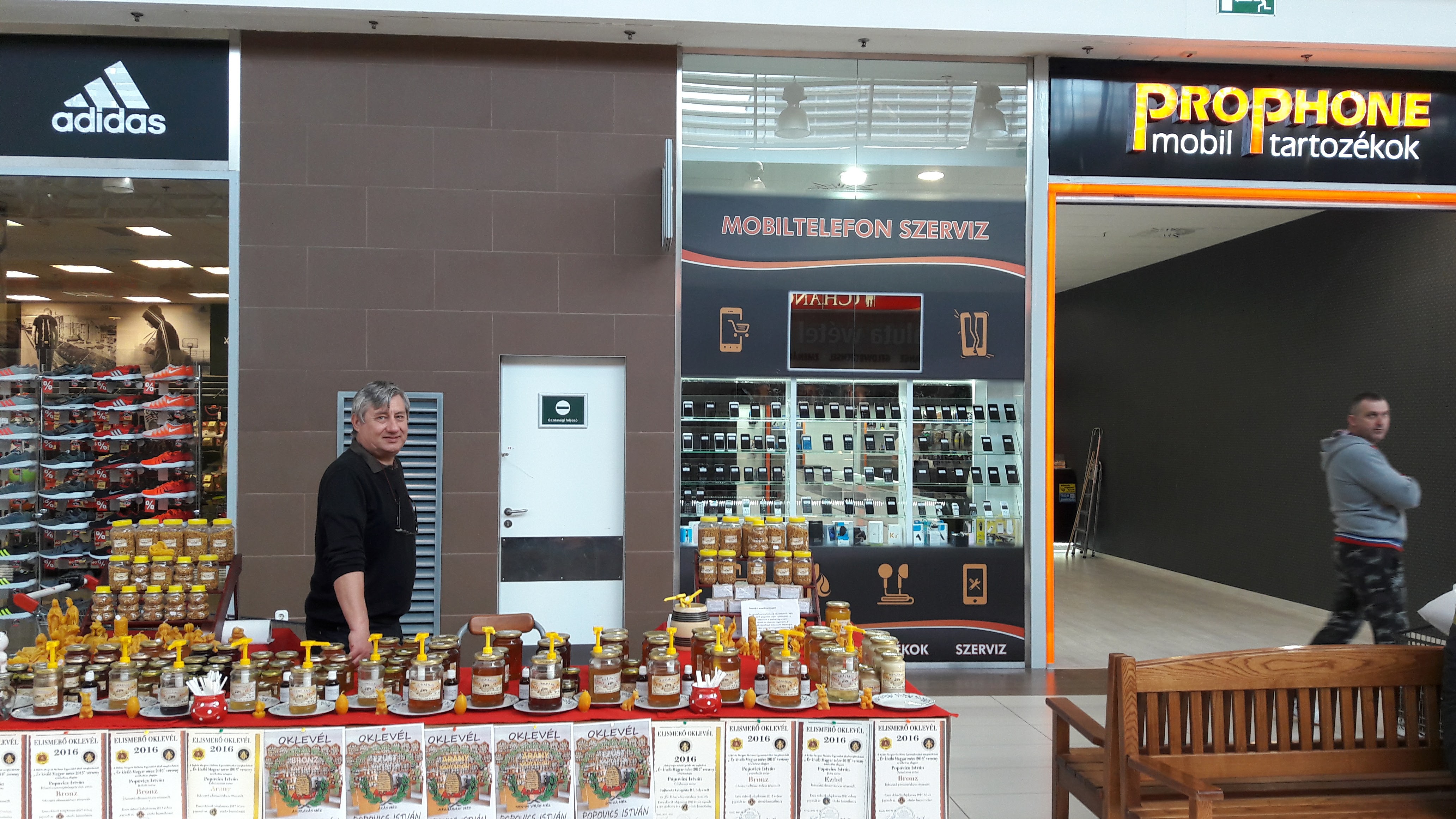 Kirakat fóliázás Miskolc József Attila úti Auchan áruházban az újonnan nyílt ProPhone GSM Szaküzlet és szerviz. 